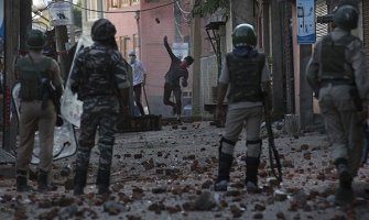 Četiri osobe poginule u sukobima u Kašmiru