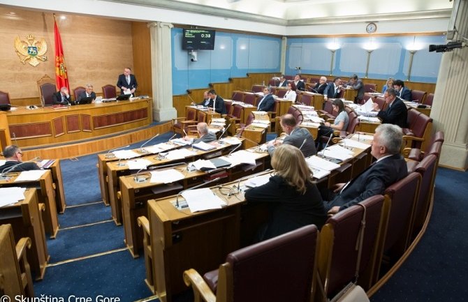 Za plate poslanika samo u julu izdvojeno preko 560 hiljada eura