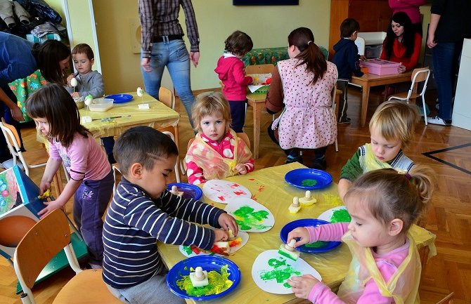 Vaspitači opterećeni, smanjiti broj djece po vaspitnim grupama    