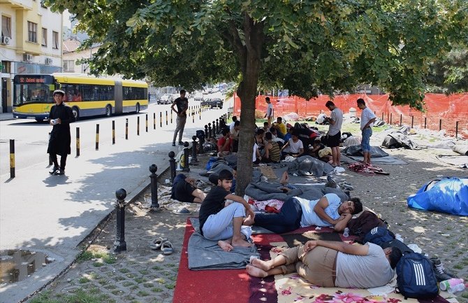 Beograd: Parkovi kod autobuske stanice i po mjesec dana služe kao mjesto boravka migrantima