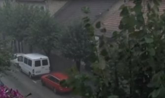 Jako nevrijeme, praćeno olujnim vjetrom i gradom pogodilo region (Video)