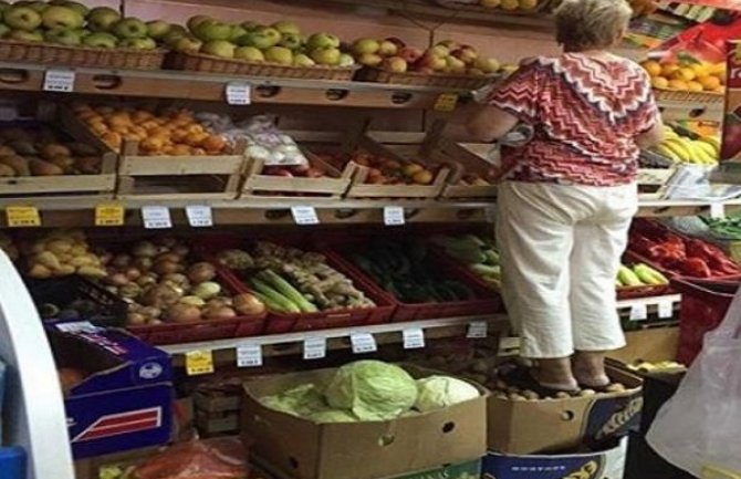 Nekultura u trgovini: Starija žena gazila po krompiru da bi dohvatila voće 