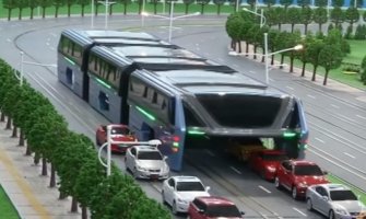 Na ulici testiran autobus koji prolazi iznad automobila