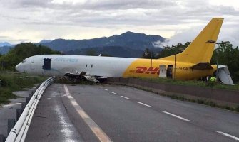 Italija: Avion promašio pistu, sletio na lokalni put (FOTO)