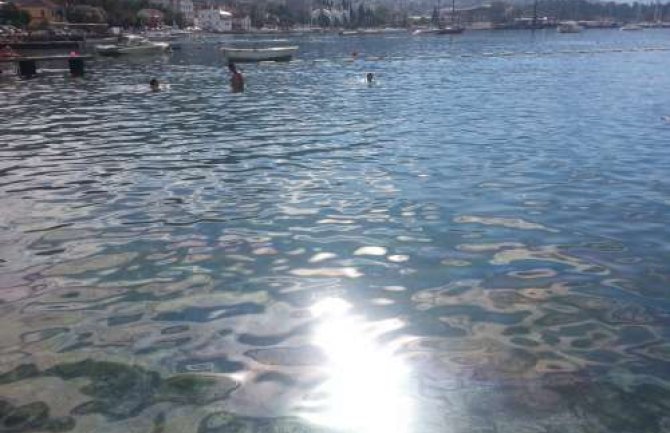 Tivat: Jak miris goriva i mrlja u moru rastjerali kupače