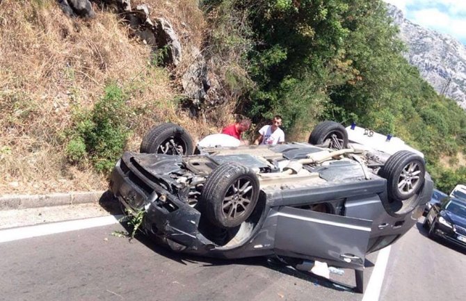 BMW završio na krovu, vozač lakše povrijeđen