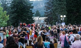 Kolašin: Na trgu hiljadu ljudi plesalo tango