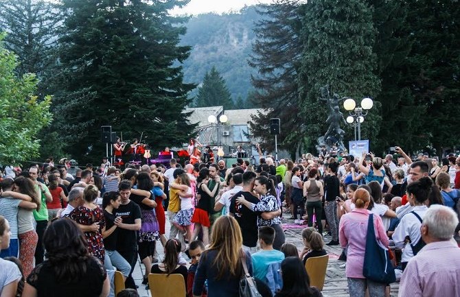 Kolašin: Na trgu hiljadu ljudi plesalo tango