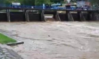 Nevrijeme nosilo automobile, evakuisani žena i dijete