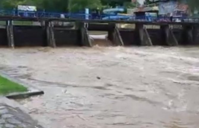 Nevrijeme nosilo automobile, evakuisani žena i dijete