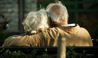 Fatalna osamdesetogodišnja baka zavodila, opijala pa pljačkala udvarače  