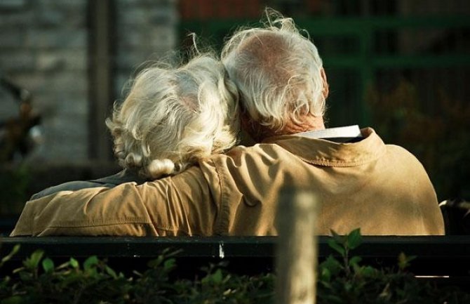 Fatalna osamdesetogodišnja baka zavodila, opijala pa pljačkala udvarače  