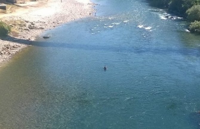 Osvježenje od prevelikih vrućina: Šetnja po sredini Morače(FOTO)