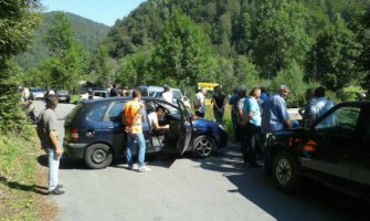 Mještani blokirali put Bioče-Mateševo: Traže asfaltiranje saobraćajnice