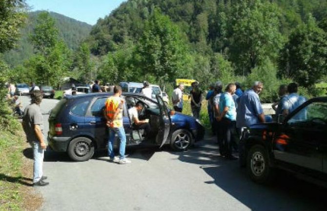 Mještani blokirali put Bioče-Mateševo: Traže asfaltiranje saobraćajnice