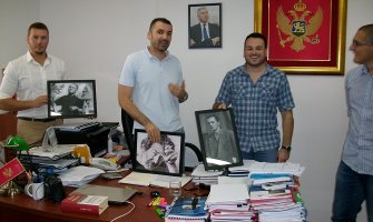 URA: Umjesto slike Đukanovića u kancelariji, staviti slike znamenitih cetinjskih velikana