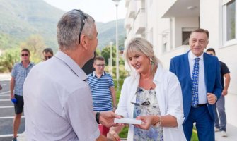Tivat: Uručeni ključevi novih stanova zaposlenima u Opštini