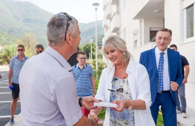 Tivat: Uručeni ključevi novih stanova zaposlenima u Opštini