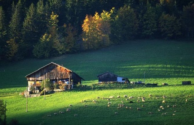 Poljoprivrednik  kupio cijelo selo, evo u šta ga je pretvorio