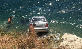 Perast: Automobil upao u more (FOTO)