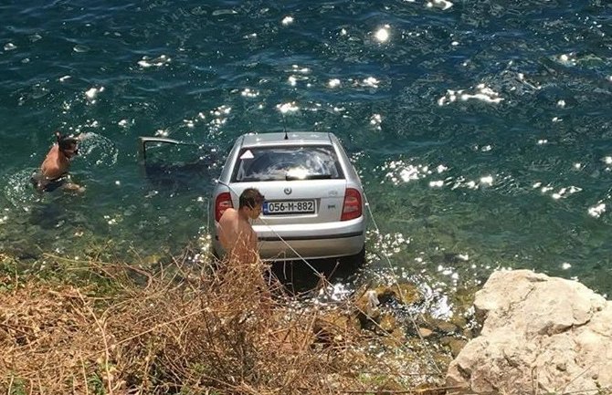 Perast: Automobil upao u more (FOTO)