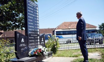 Tači položio vijenac na spomen ploču ubijenoj srpskoj djeci u Goraždevcu