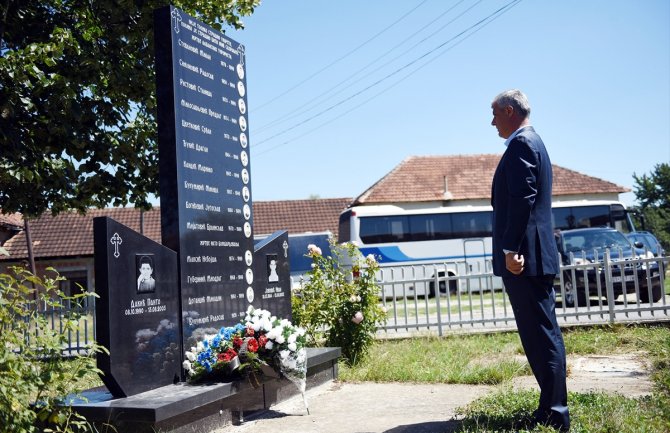 Tači položio vijenac na spomen ploču ubijenoj srpskoj djeci u Goraždevcu