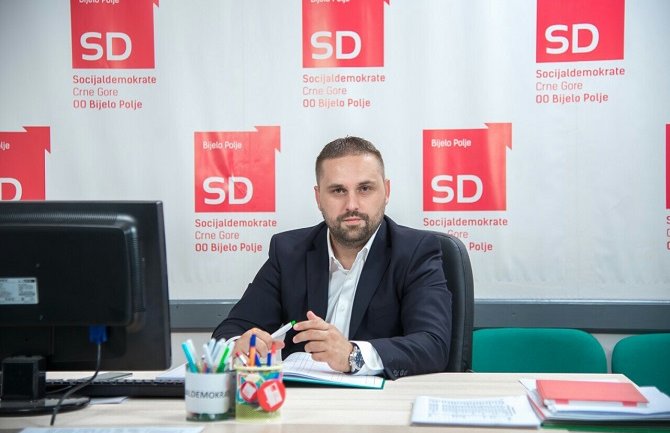 Bećirović: Zašto sredstva za vakcinaciju nijesu na vrijeme obezbijeđena?