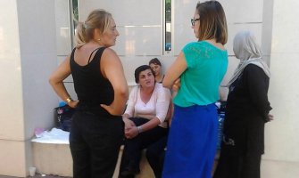 Majke iz Rožaja prenoćile pred Vladom: Ostaćemo i do izbora