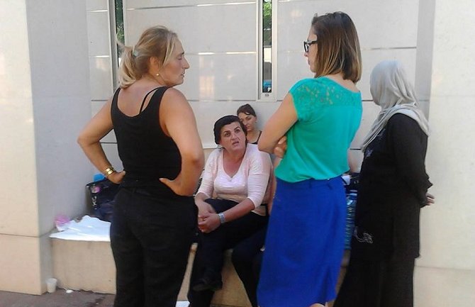 Majke iz Rožaja prenoćile pred Vladom: Ostaćemo i do izbora