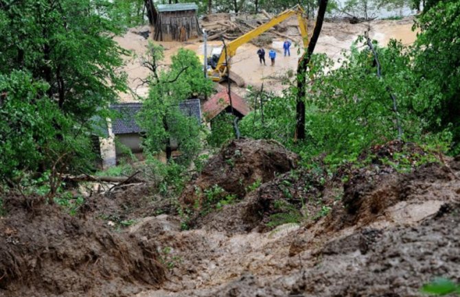 Bajina Bašta: Evakuisani putnici koji su bili zarobljeni zbog klizišta