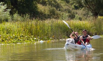 Uživajte u živopisnim pejzažima Skadarskog jezera ili doživite novo iskustvo u Avanturističkim parkovima Lovćena i Durmitora