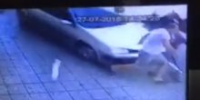 Bar: Vozač pokosio stubiće na trotoaru, zamalo stradali pješaci (VIDEO)