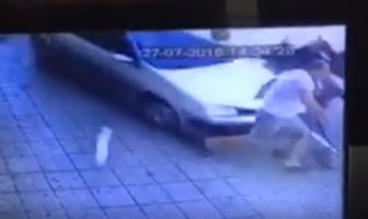 Bar: Vozač pokosio stubiće na trotoaru, zamalo stradali pješaci (VIDEO)