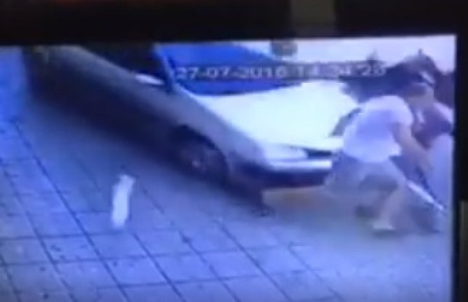 Bar: Vozač pokosio stubiće na trotoaru, zamalo stradali pješaci (VIDEO)