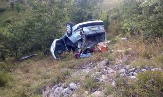 Auto sletjelo s puta ,povrijeđeno troje srpskih državljana