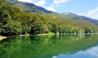 Oblačno i vjetrovito, na sjeveru kiša