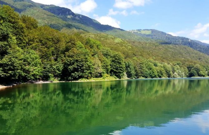 Oblačno i vjetrovito, na sjeveru kiša