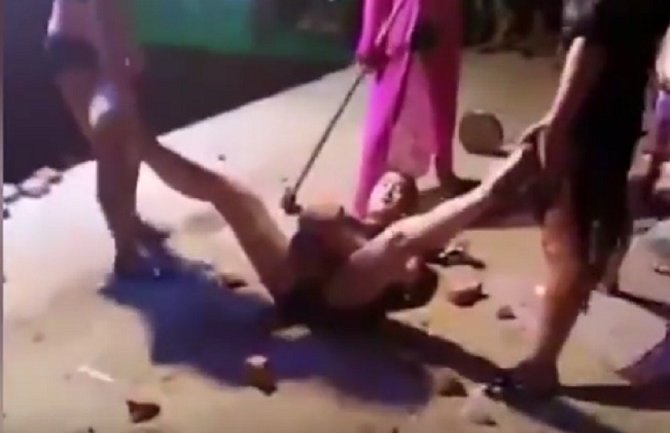 Najbolesnija žurka ikada: Razbijali joj cigle između nogu (VIDEO)