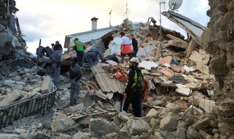 Tuga u Italiji: Poginulo najmanje 120 osoba, ljudi rukama kopali po ruševinama