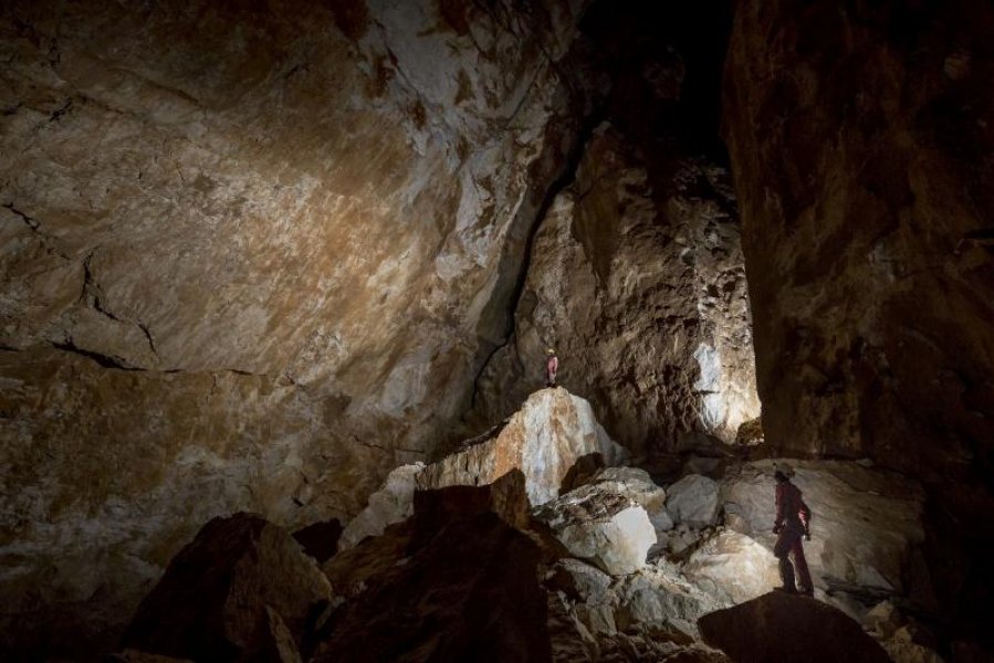 12Dnodvoraneprekrivajukameniblokovivelikikaokua