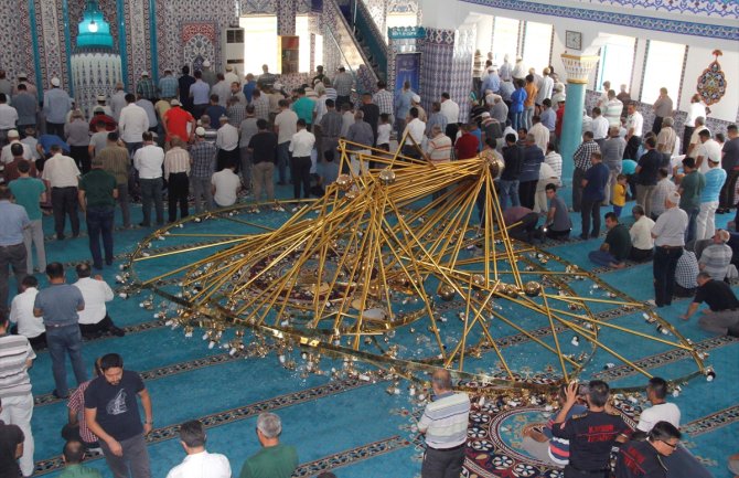 Obrušio se luster u džamiji, povrijeđeno 11 osoba