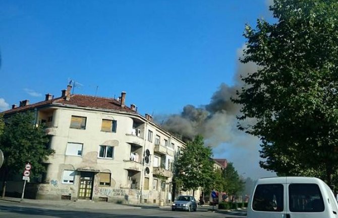 Nikšić: Tri stana potpuno izgorela u požaru, jedna osoba povrijeđena 