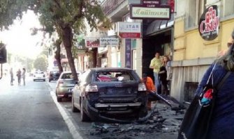 Bomba pod automobil, povrijeđena tri prolaznika