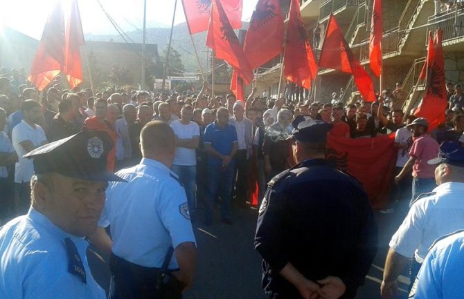 Kosovo: Srbi spriječeni da posjete crkvu, povrijeđeno nekoliko policajaca i mještana (VIDEO)