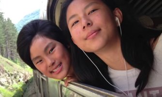 Četvoročlana porodica Tinli oduševljena prugom Bar-Beograd (Video)