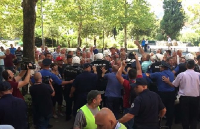 Radnici KAP-a: Nepotrebna primjena spreja