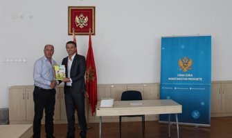 Bukvari na albanskom jeziku za 12 škola