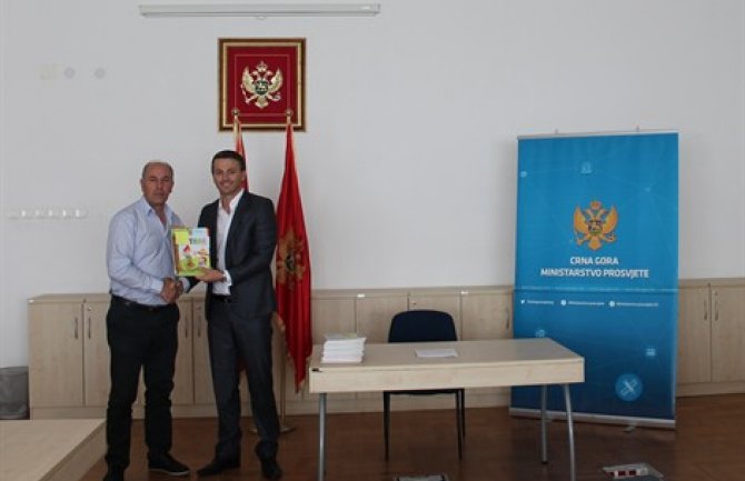 Bukvari na albanskom jeziku za 12 škola