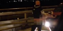 Rusija: Seks nasred mosta, vozači ih bodrili! (VIDEO 18+)